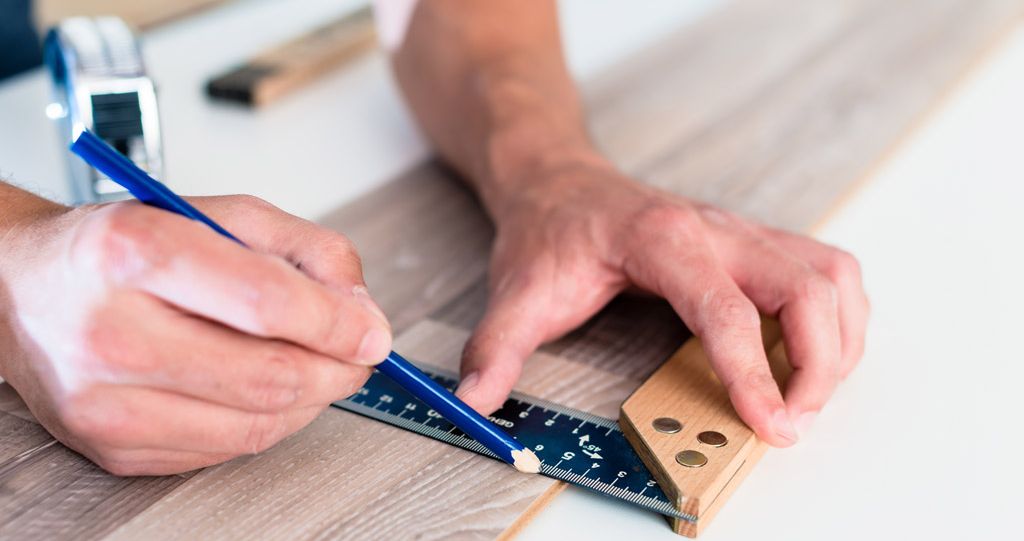 Bodenleger bei der Arbeit